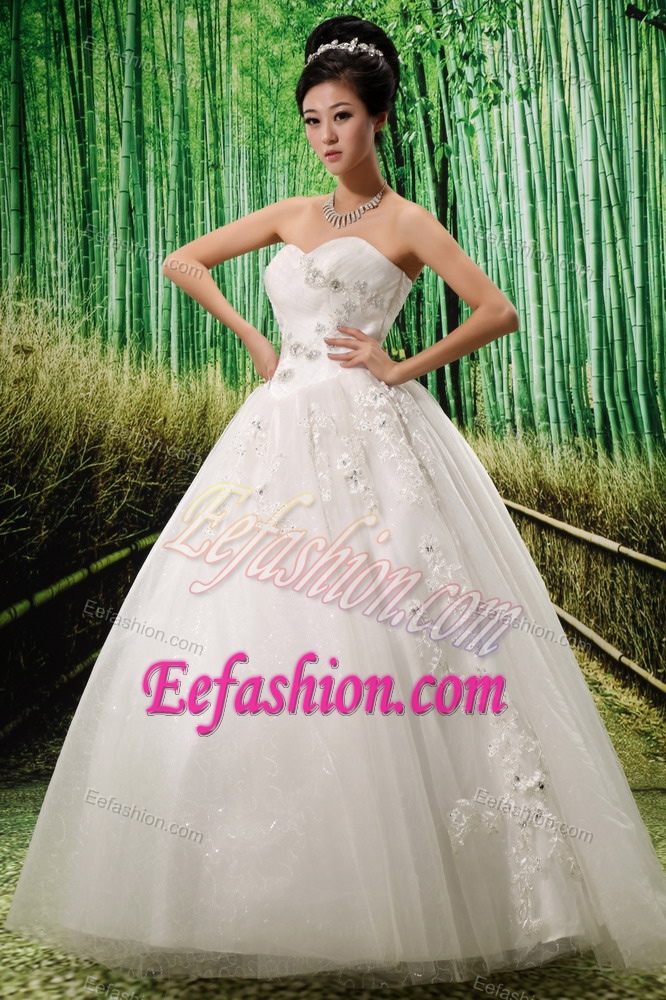Nice Sweetheart Embroidery Lace-up Wedding Gown with Beads to Floor-length