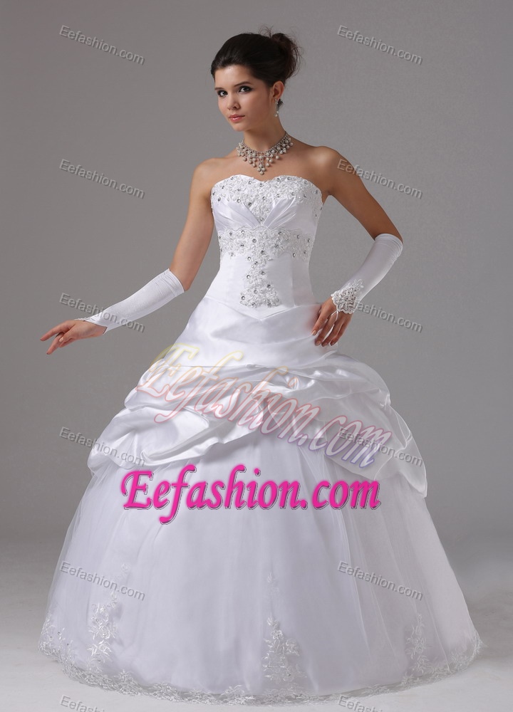 Well-packaged Wedding Dresses with Appliques and Pick-ups in and Tulle