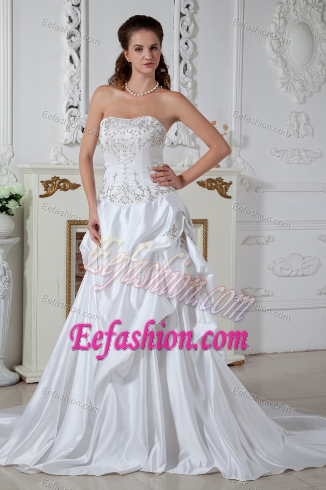 Elegant Strapless Court Train Embroidery Wedding Gown Dress in Taffeta