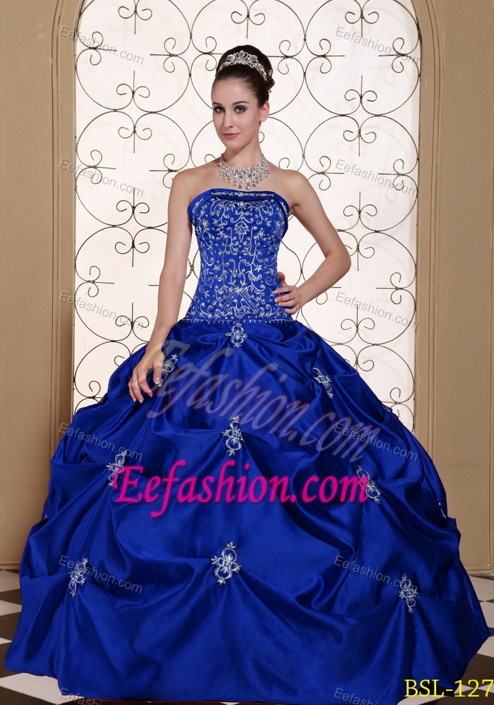 High Quality Embroidery Strapless Dresses for a Quinceanera with Pick-ups