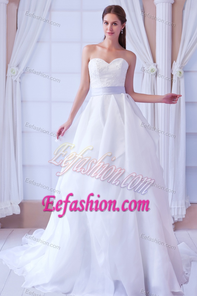 Romantic A-line Wedding Gown in Organza with Appliques and Sweetheart