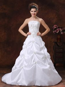 Exquisite Strapless White Dress for Brides with Embroidery and Appliques