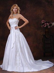 Dreamy Chapel Train White Wedding Bridal Gown with Bowknot and Embroidery