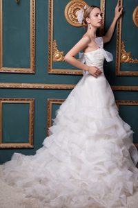 Romantic A-line Strapless Chapel Train Organza Dresses for Wedding with Ruching