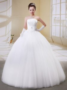 Sweet Strapless Lace-up Tulle Ivory Fall Wedding Bridal Gown in Floor-length