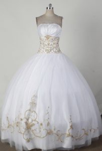 Simple Ball Gown Strapless White Quincenera Dresses with Beading for Girls