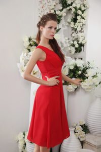 Red V-neck Knee-length Ruched Chiffon Bridesmaid Dama Dress for Cheap