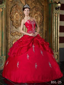 2013 Magnificent Red Lace-up Dresses for Quinceaneras with Appliques
