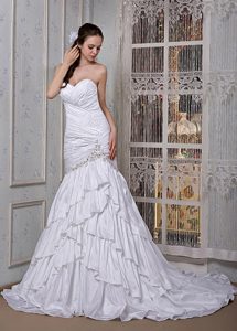 Sweetheart Brush Train Low Price Wedding Dress with Appliques