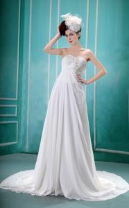 Sweetheart Ruching Outdoor Wedding Dress with Appliques and Handle Flowers