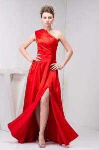 Cheap One Shoulder Red Slitted Wedding Guest Outfits with Ruching